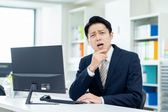 悩んでいる企業担当者